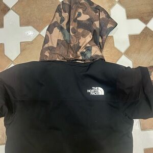 Kids North Face coat size 6/XS. Detachable
Hood.